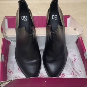 So Leather Black Boot Style: BARB Size 10 Top of the boot Crocodile Pattern.